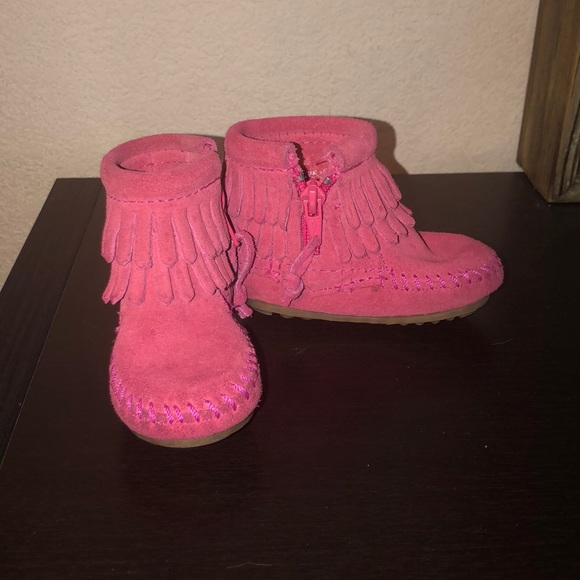 Minnetonka Other - Pink Minnetonka booties